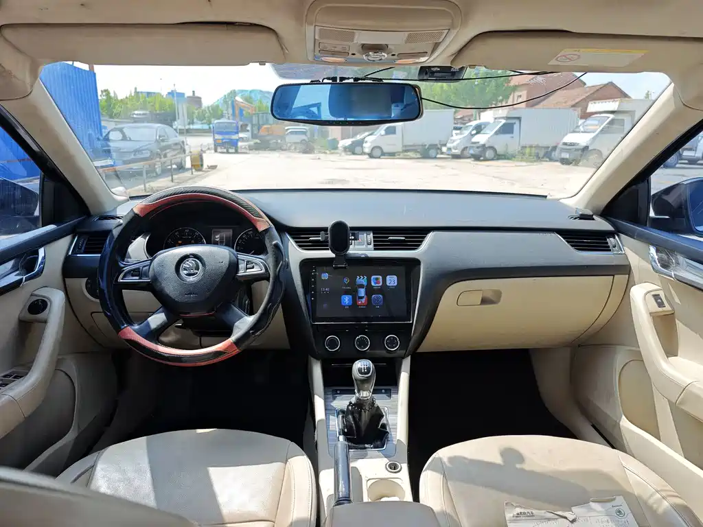 Skoda Octavia 2015 1.6L MT