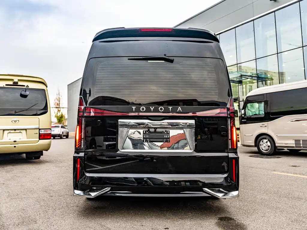 Toyota HiAce 2022 3.5L AT