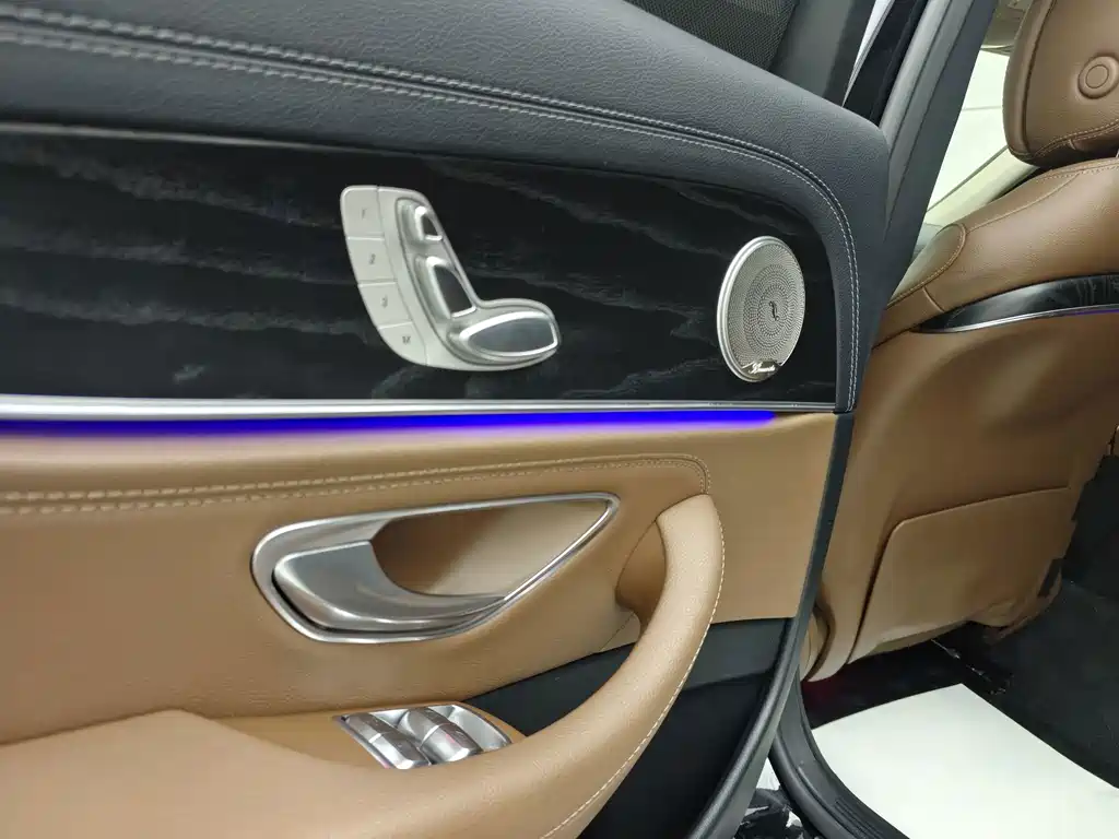 Mercedes-Benz E-Class — миниатюра 20