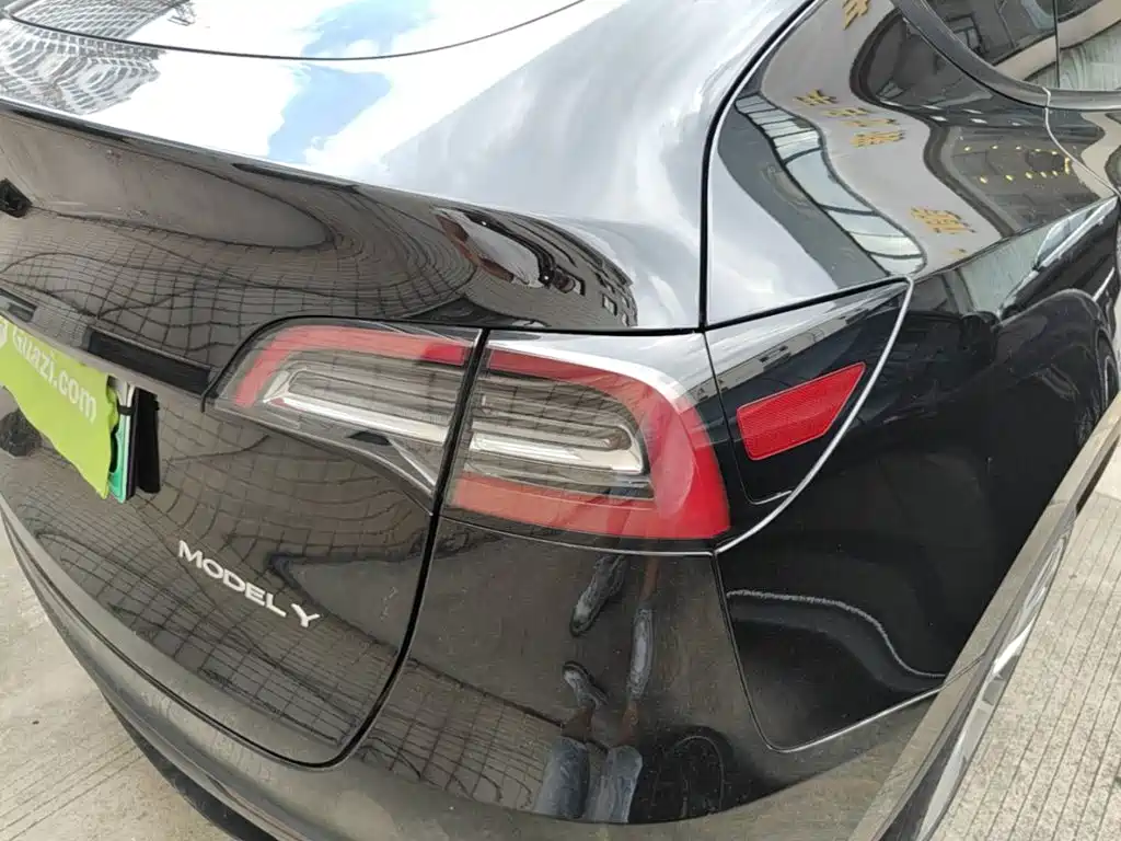 Tesla Model Y — миниатюра 8