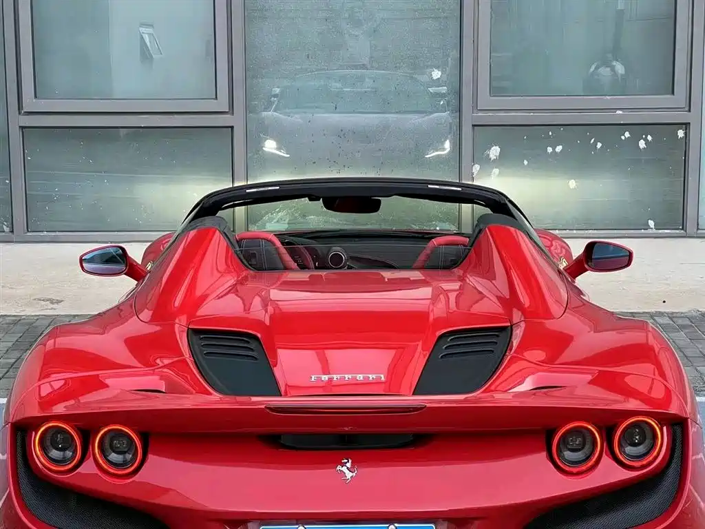 FERRARI F8