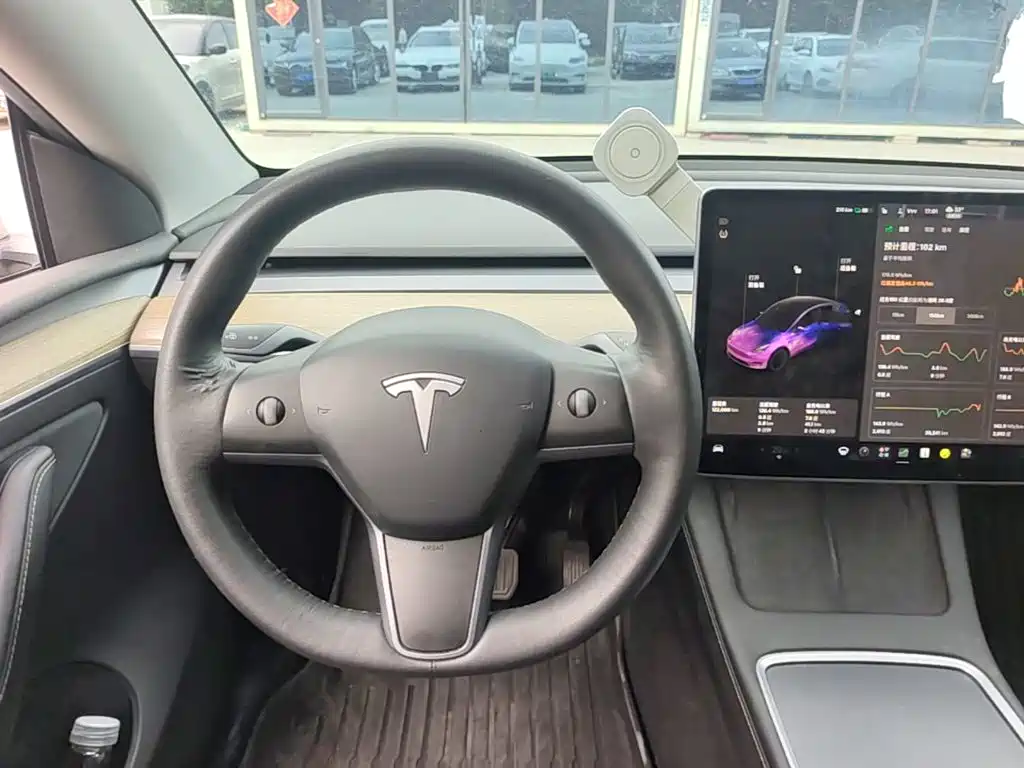 Tesla Model Y — миниатюра 15