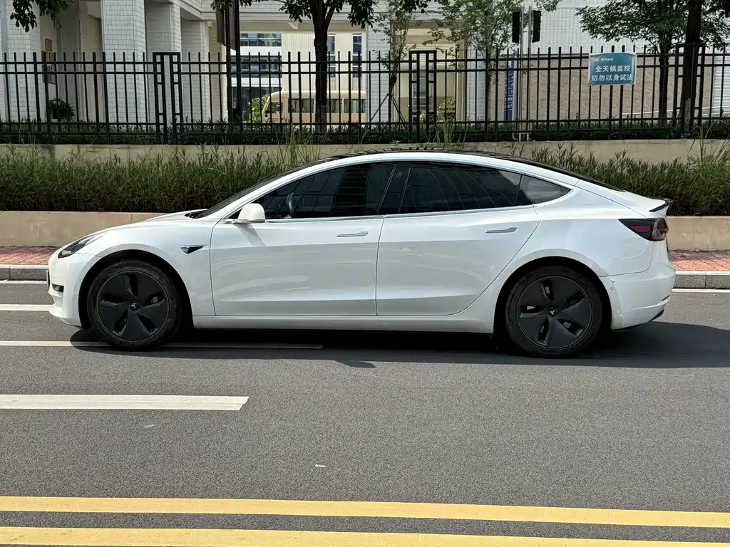 Tesla Model 3 — миниатюра 13