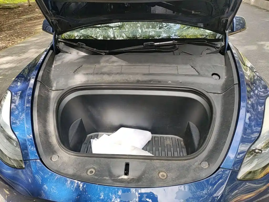 Tesla Model Y — миниатюра 20