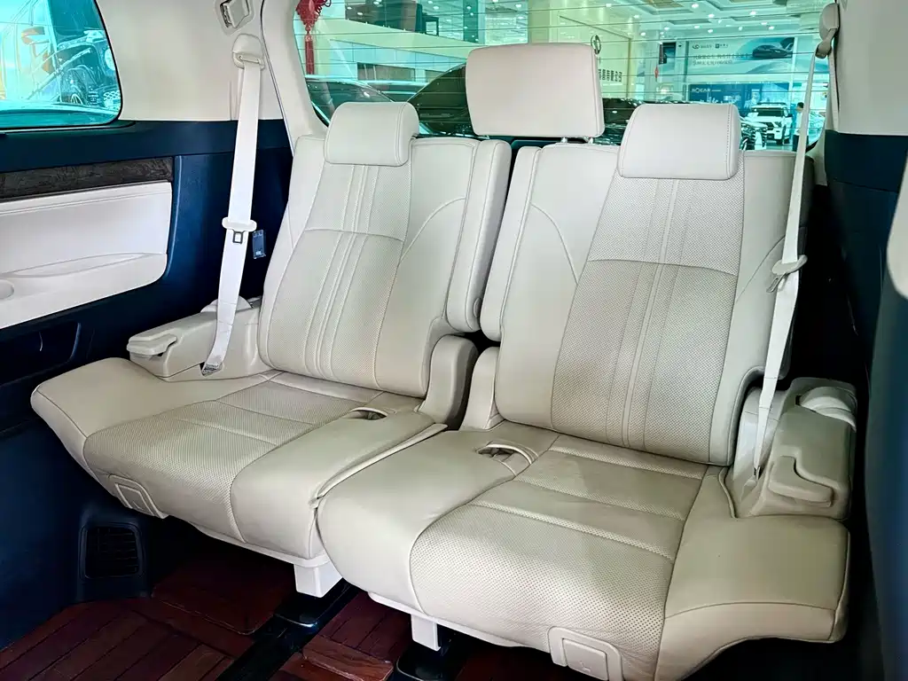 Toyota Alphard — миниатюра 11