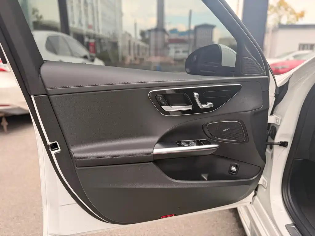 Mercedes-Benz C-Class — миниатюра 11