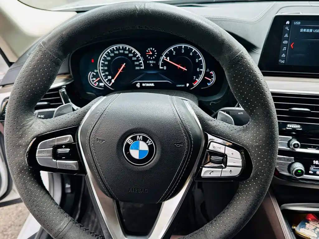 BMW 5 Series — миниатюра 11