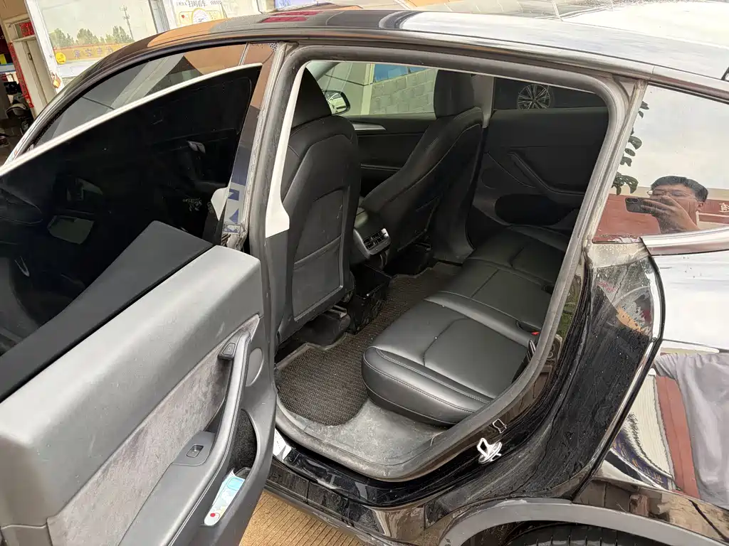 Tesla Model Y — миниатюра 3