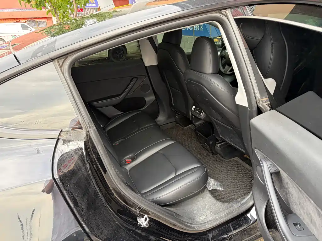 Tesla Model Y — миниатюра 5