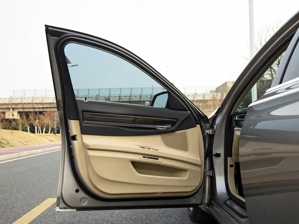BMW 7 Series — миниатюра 9