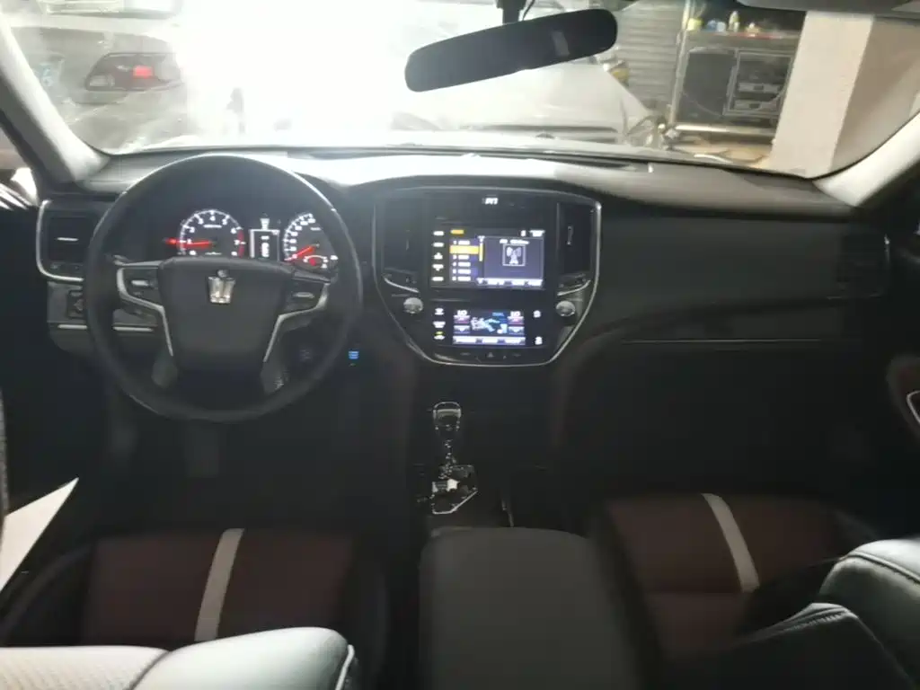 Toyota Crown — миниатюра 10