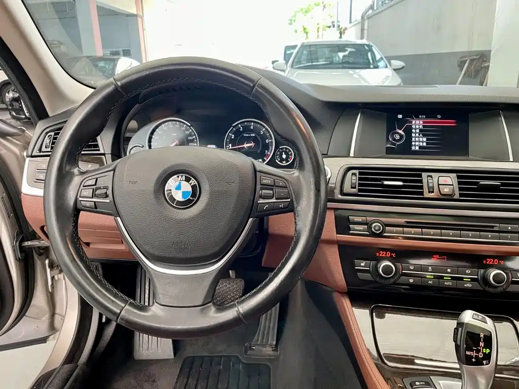 BMW 5 Series — миниатюра 13