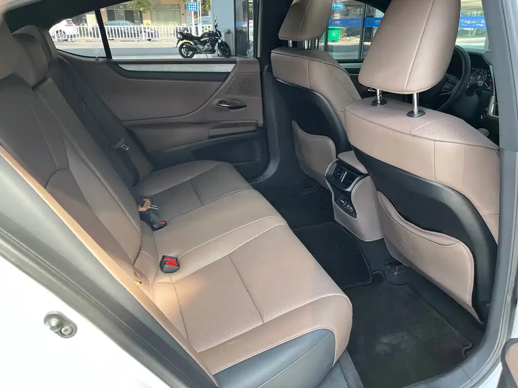 Lexus ES — миниатюра 12