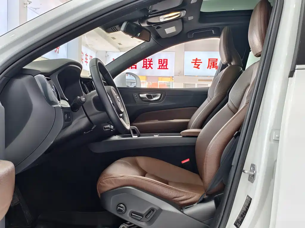 Volvo XC60 2022 B5 Luxury