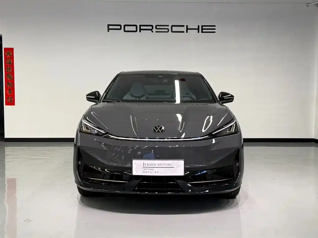 VOLKSWAGEN WITH THE CROWD 06