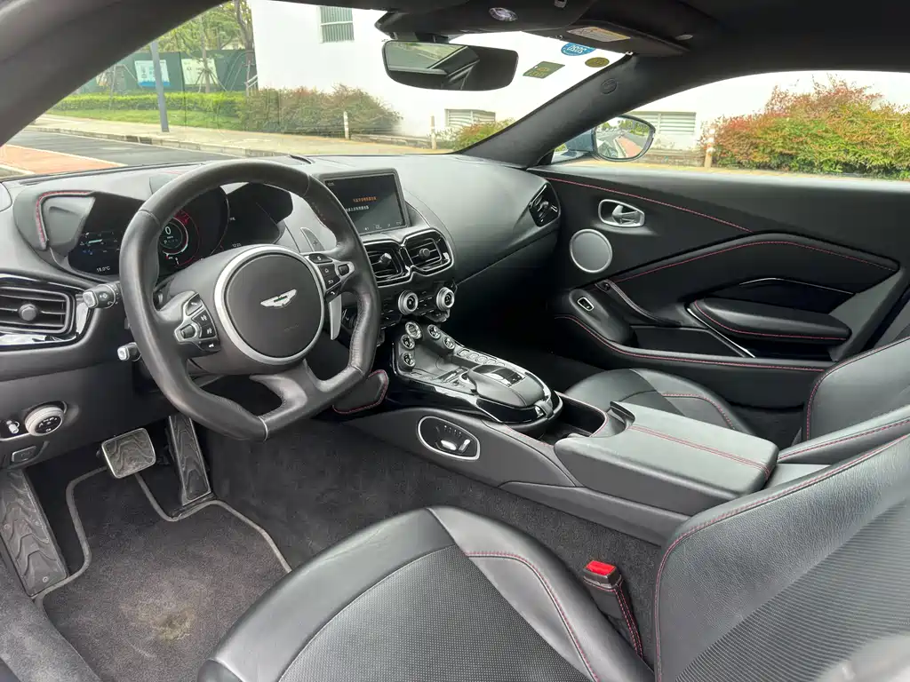 Aston Martin V8 Vantage 2018 4.0T V8 Coupe