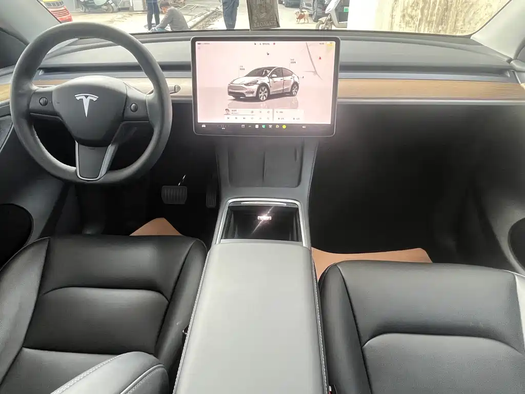 TESLA MODEL Y