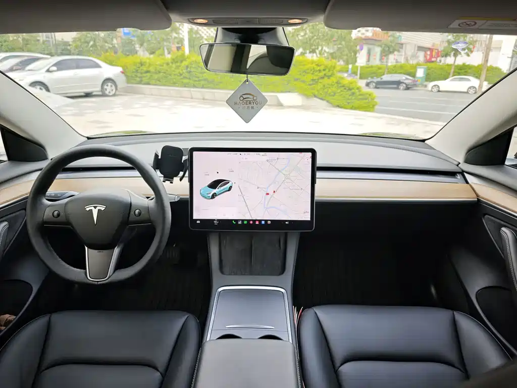 Tesla Model 3 — миниатюра 7