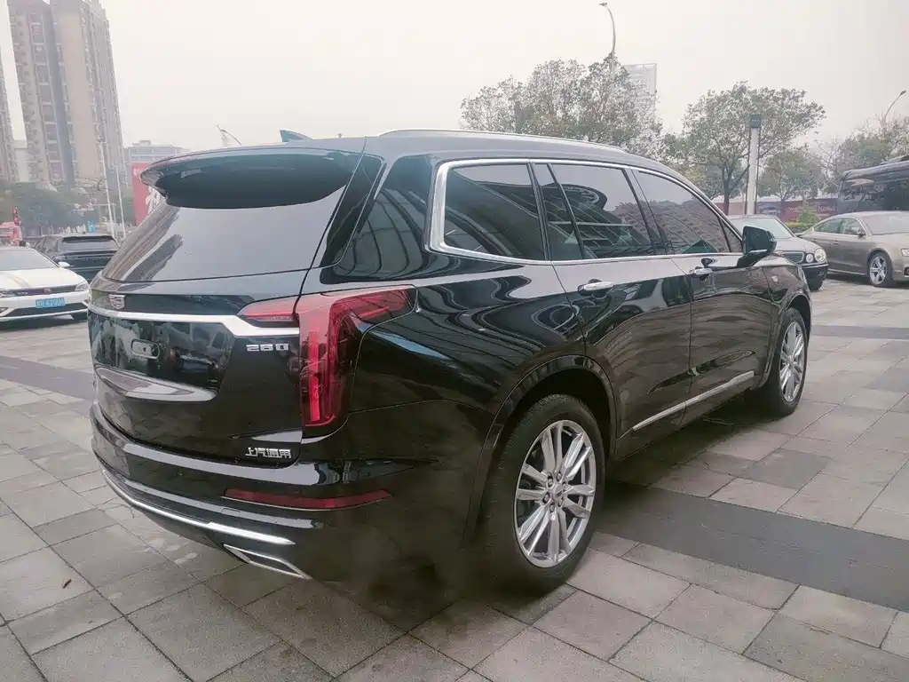 CADILLAC XT6