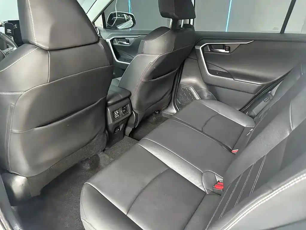 Toyota RAV4 — миниатюра 10