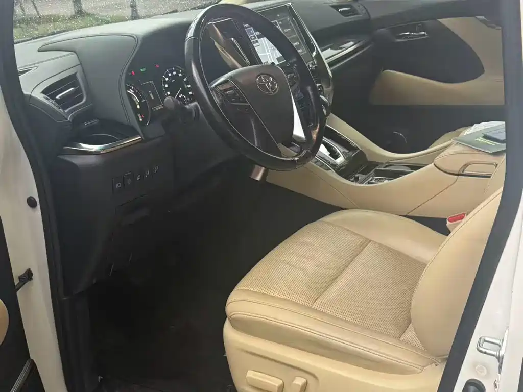 Toyota Alphard — миниатюра 7