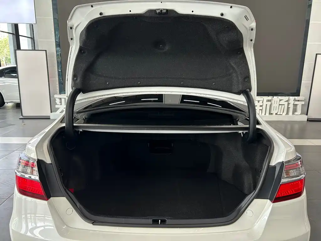 Toyota Camry — миниатюра 23