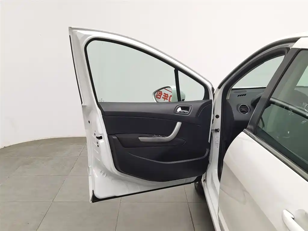 Peugeot 408 2013 1.6L MT Comfort