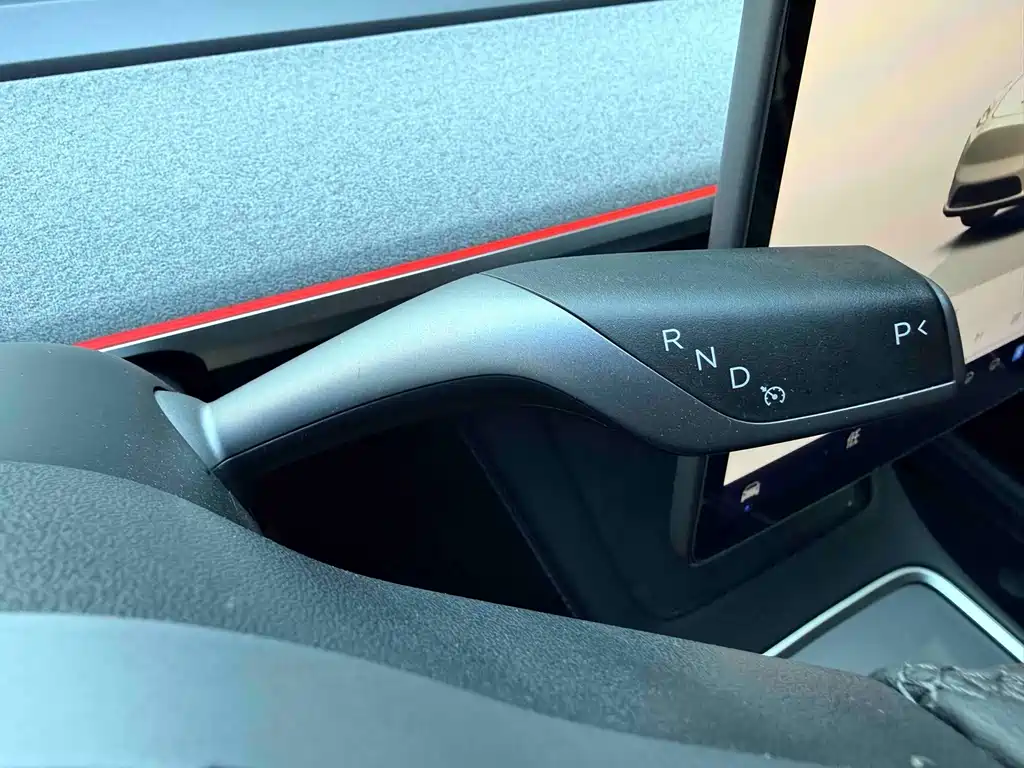 Tesla Model Y — миниатюра 17