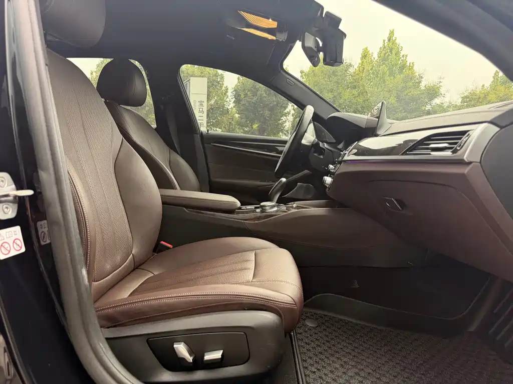 BMW 5 Series — миниатюра 24