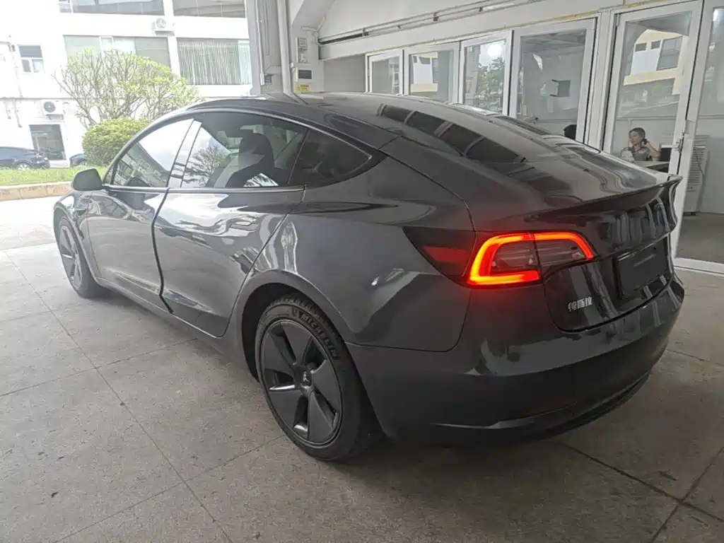 Tesla Model 3 — миниатюра 5