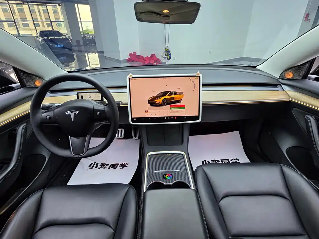 Tesla Model 3 — миниатюра 3