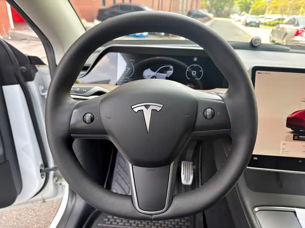 Tesla Model Y — миниатюра 8