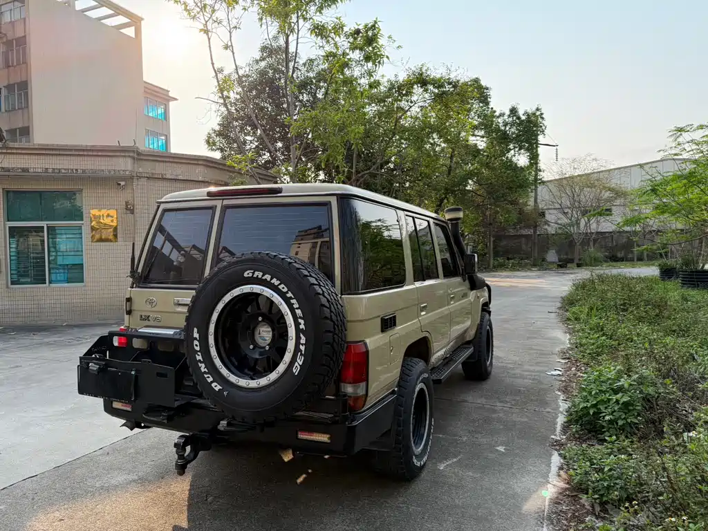 Toyota Land Cruiser LC76 2015 4.0L MT
