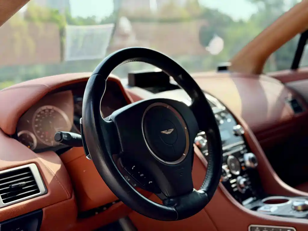 Aston Martin Rapide — миниатюра 7