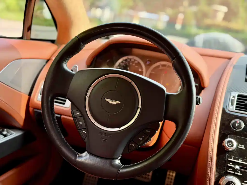 Aston Martin Rapide — миниатюра 9