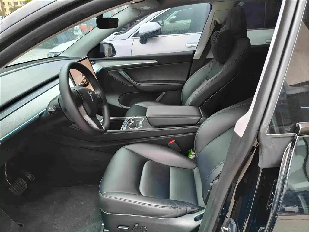 Tesla Model Y — миниатюра 5