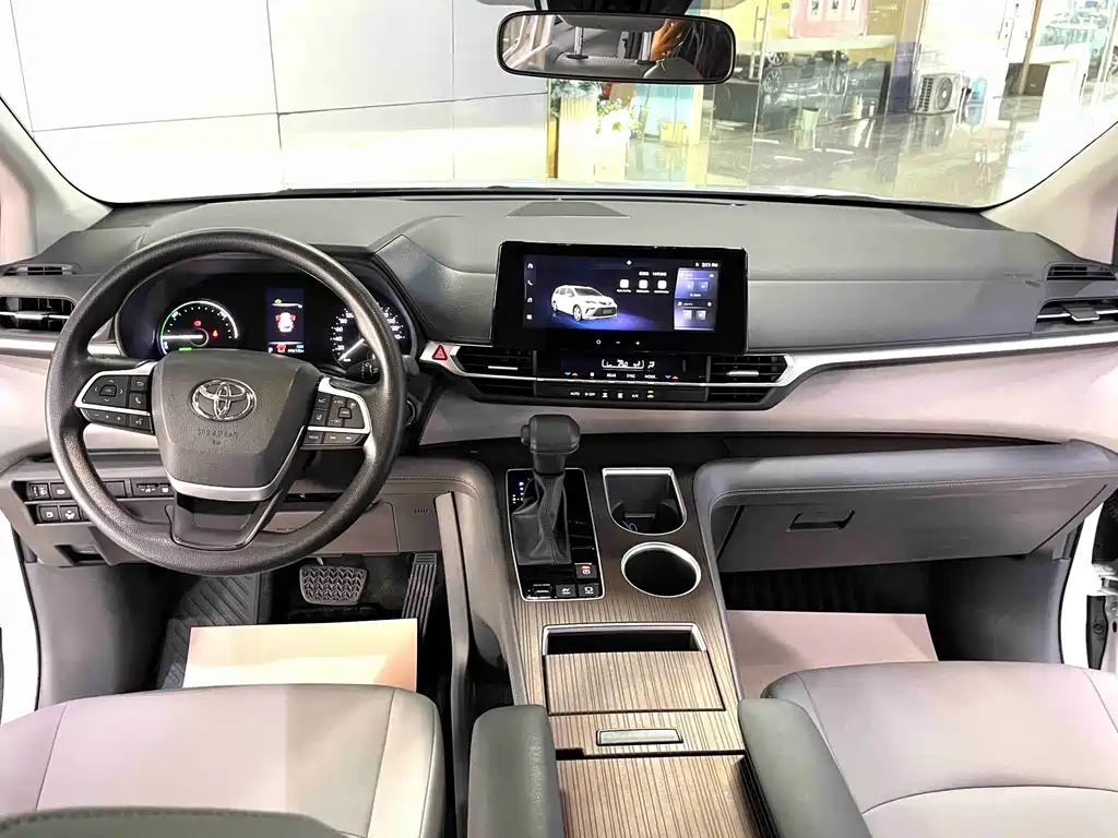 Toyota Granvia — миниатюра 9