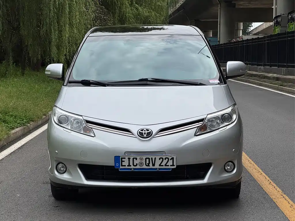 Toyota Previa — миниатюра 2