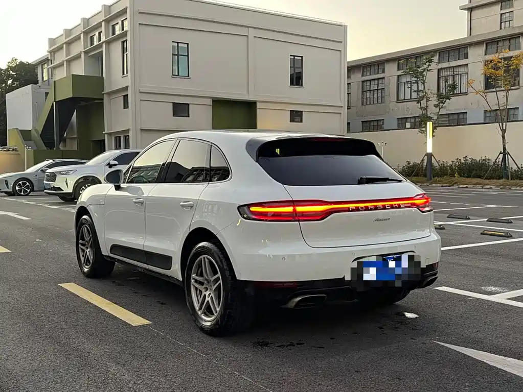 PORSCHE MACAN