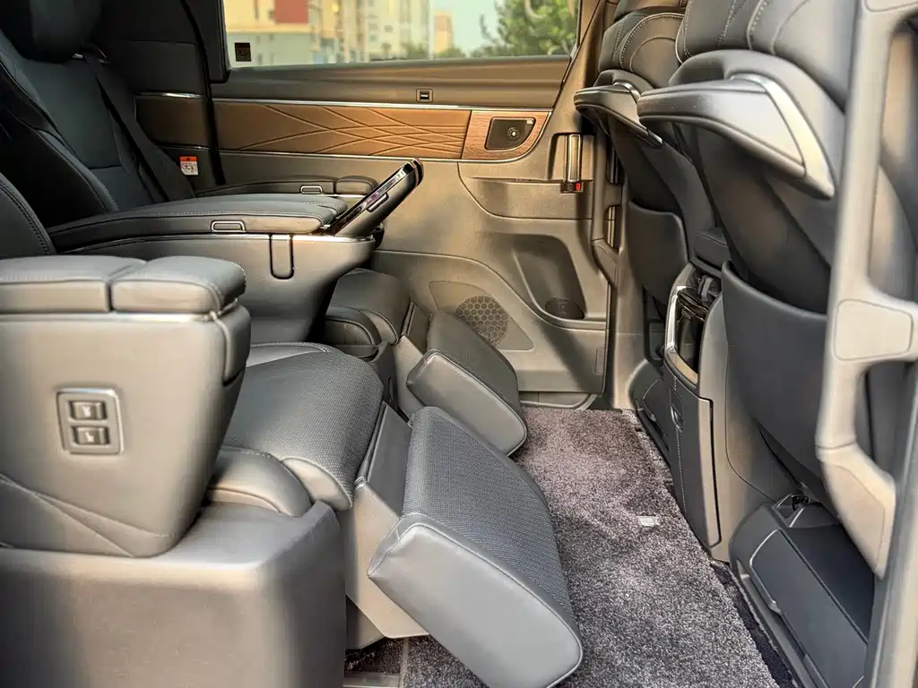 Toyota Vellfire — миниатюра 15