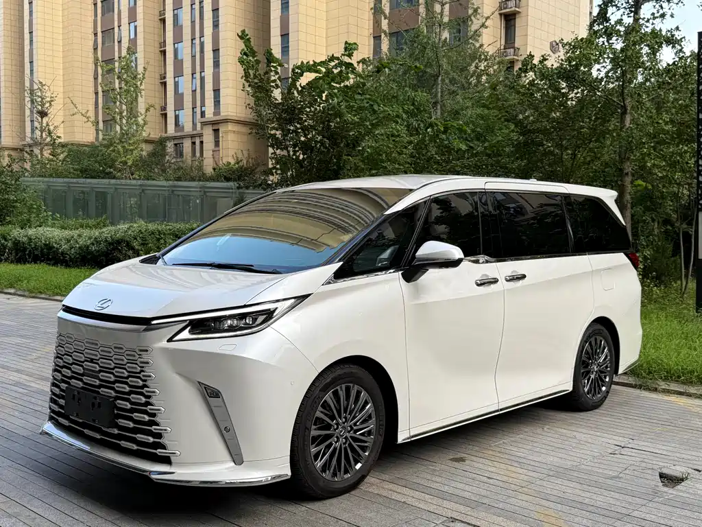 LEXUS  LM