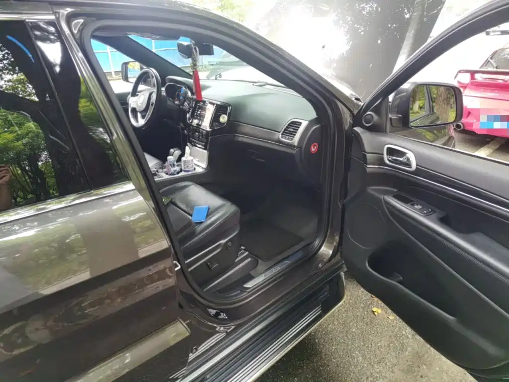 Jeep Grand Cherokee (Import) — миниатюра 20