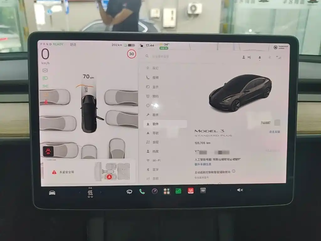 Tesla Model 3 — миниатюра 12