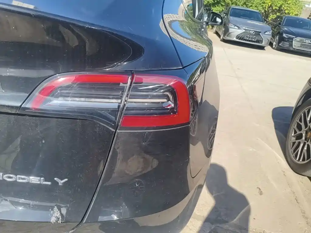Tesla Model Y — миниатюра 8