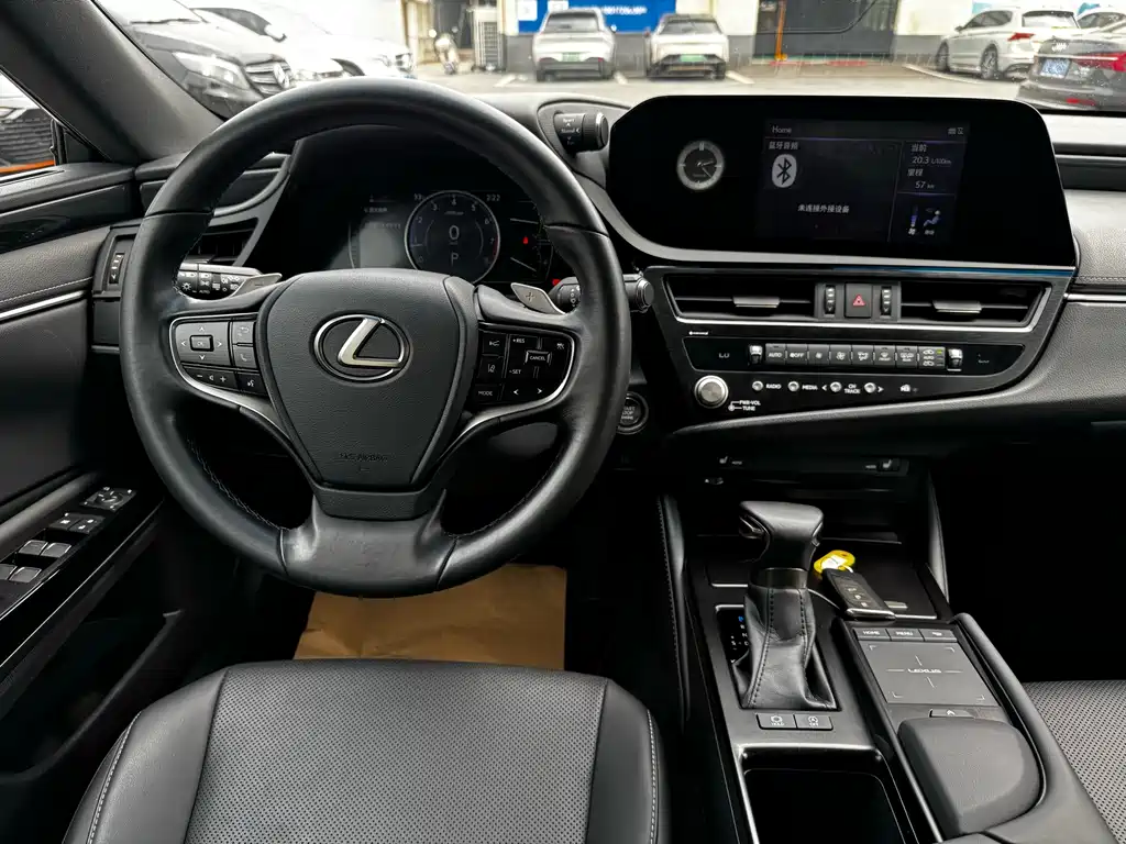 Lexus ES 2022 260