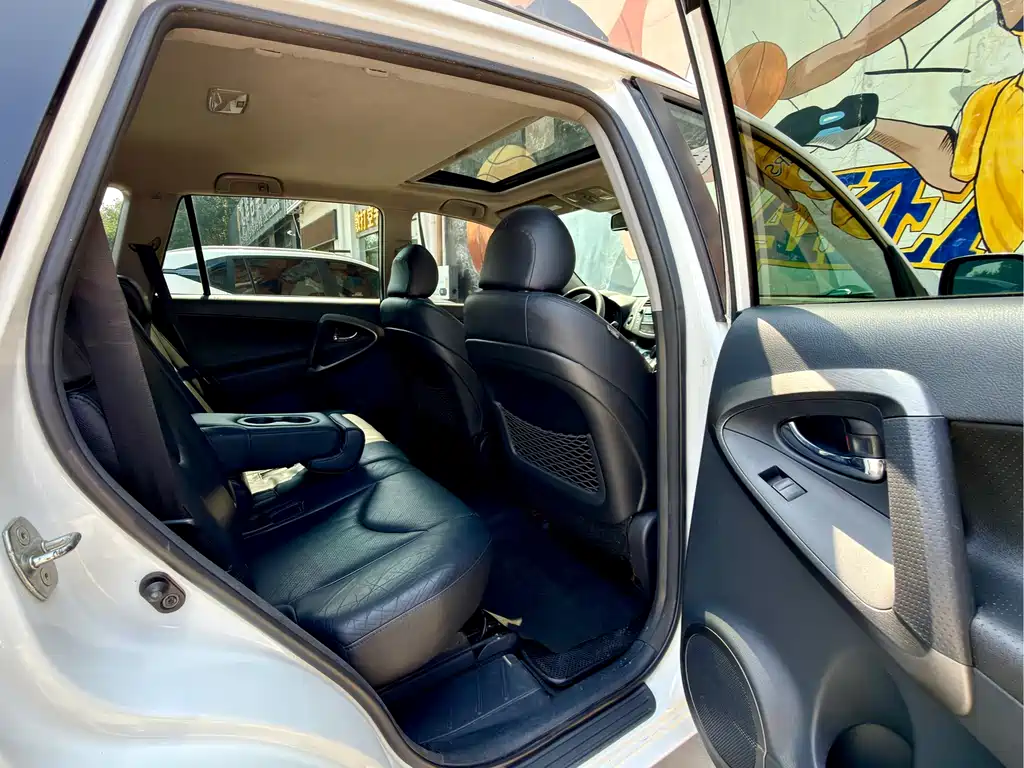 Toyota RAV4 — миниатюра 6