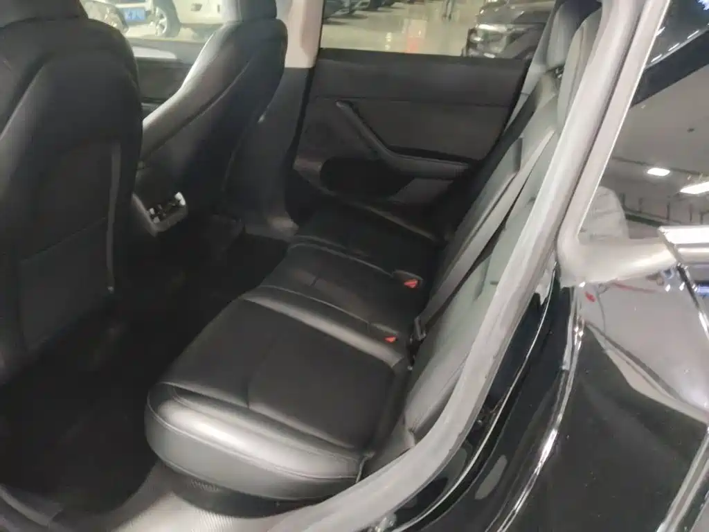 Tesla Model Y — миниатюра 17
