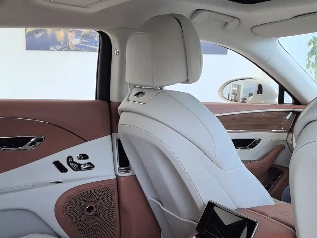Bentley Flying Spur PHEV — миниатюра 10