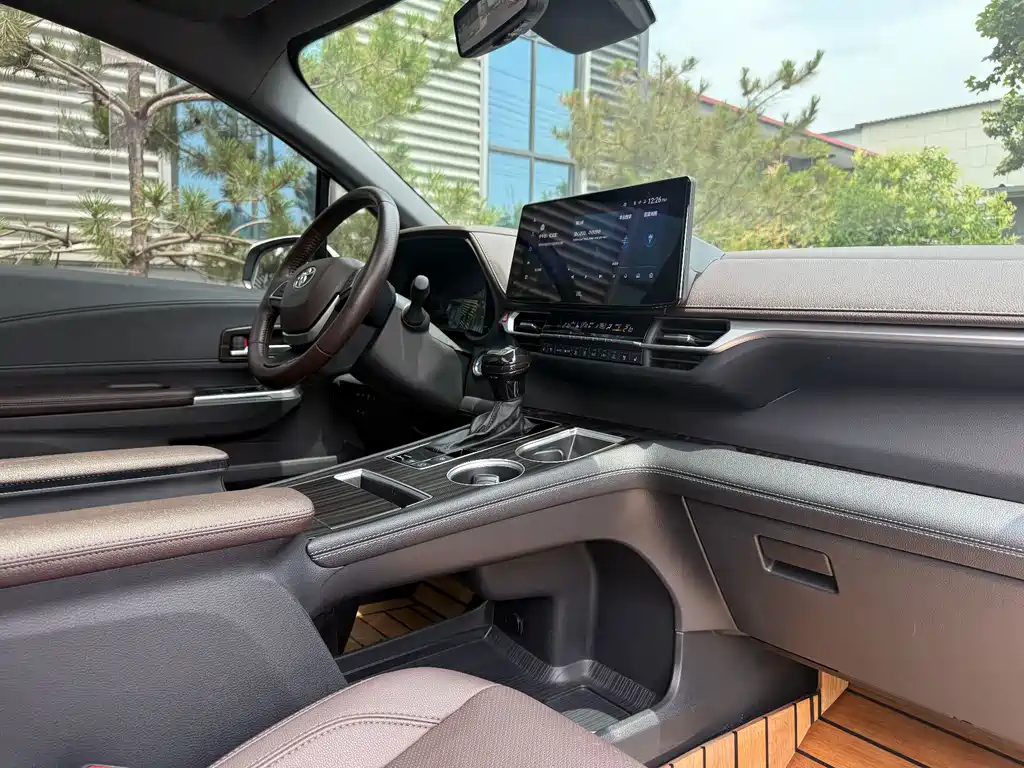 Toyota Sienna — миниатюра 2