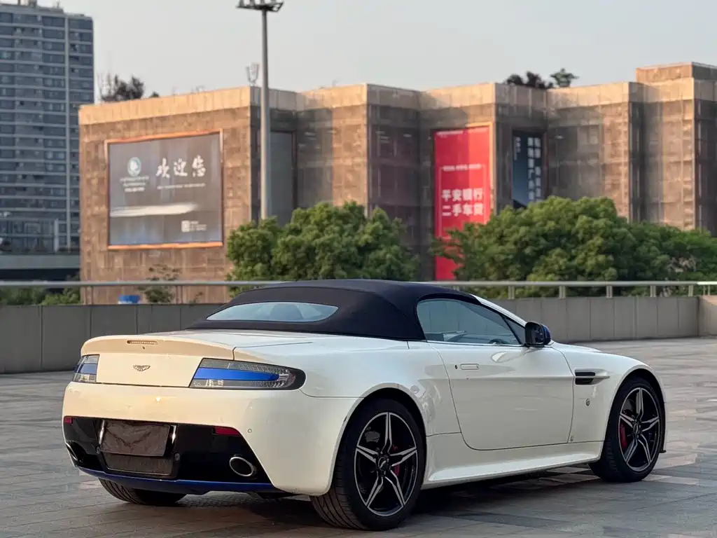 ASTON MARTIN V8 VANTAGE